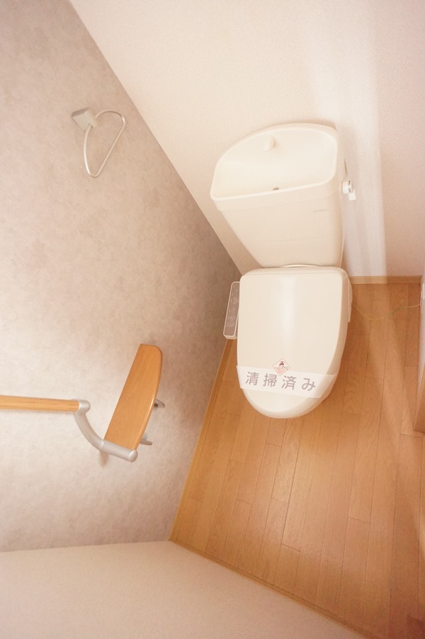 トイレ　温水洗浄便座仕様！手すりあります！