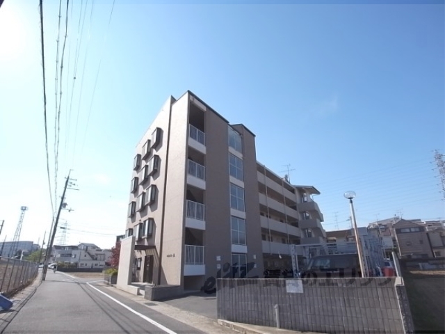 京都市西京区下津林番条のマンションの建物外観