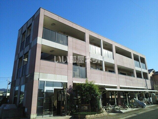 京田辺市草内大切のマンションの建物外観