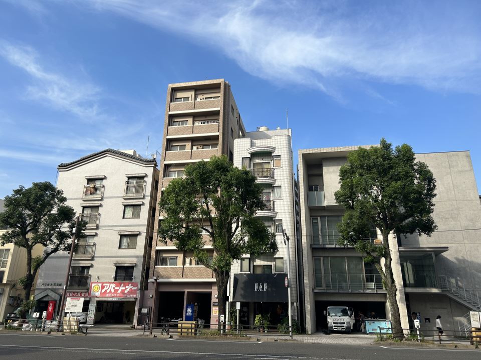 【Ｋａｇｏｓｈｉｍａ　Ｐｌａｚａ　ＢＬＤ．の建物外観】