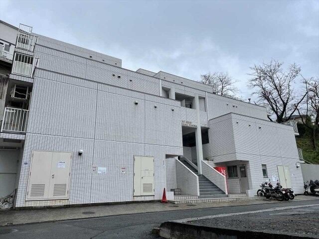 横浜市金沢区富岡西のマンションの建物外観