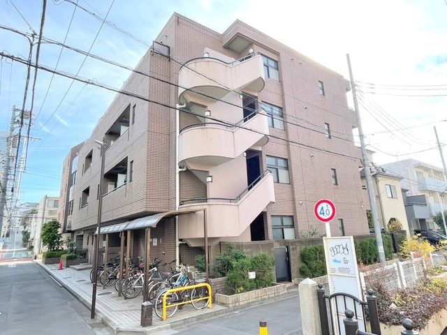 渋谷区本町のマンションの建物外観