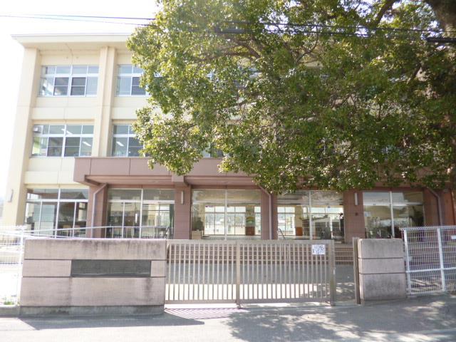 【津市庄田町のアパートの小学校】