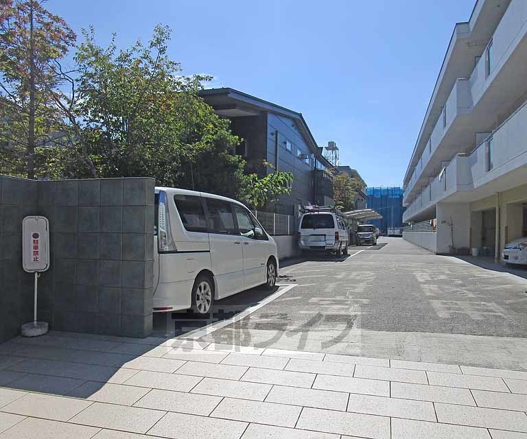 【京都市西京区山田中吉見町のマンションの駐車場】