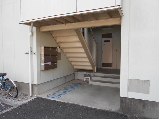 【川崎市多摩区生田のアパートのエントランス】