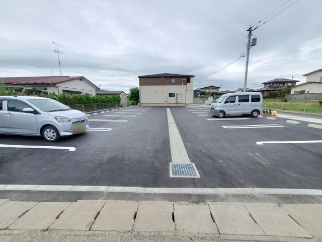 【角田市角田のアパートの駐車場】