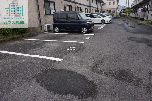 【ロイヤルガーデン仲沖Ｉ棟の駐車場】