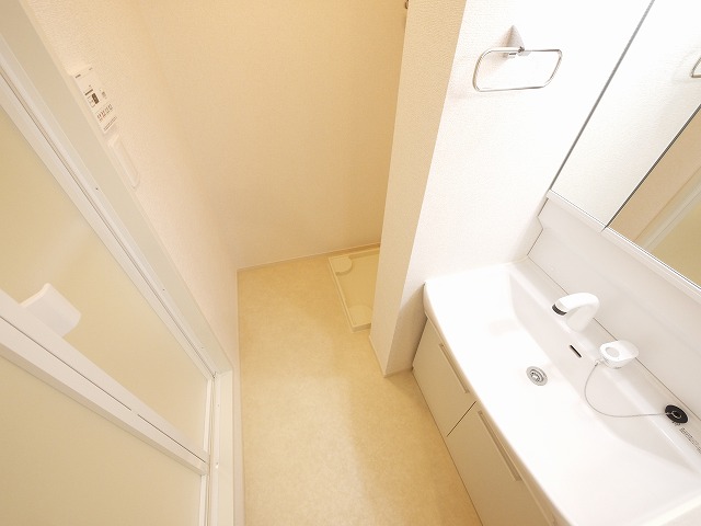 洗面設備　ゆったりとスペースのある洗面所