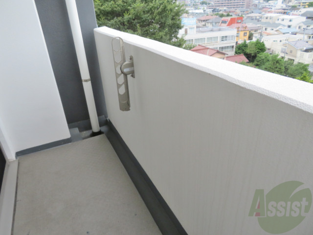 バルコニー　バルコニー。洗濯物がはかどりそうな広さがありますよ。