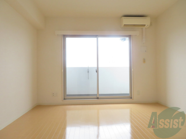 居室・リビング　９帖の洋室です。広々として、きれいですね。