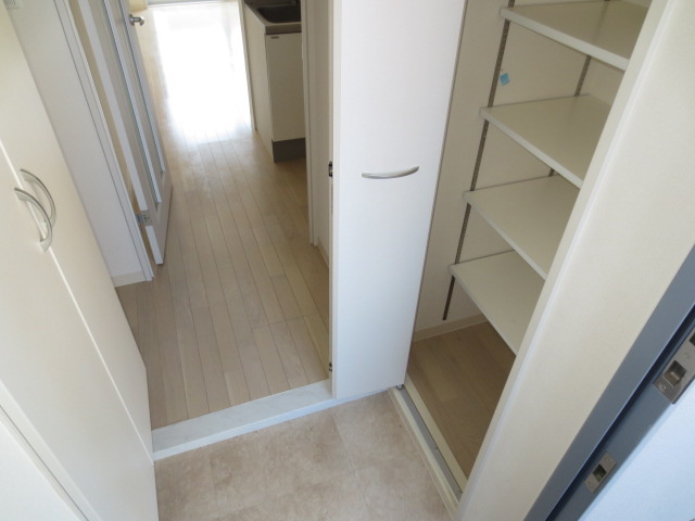 玄関　※別部屋の参考写真です。