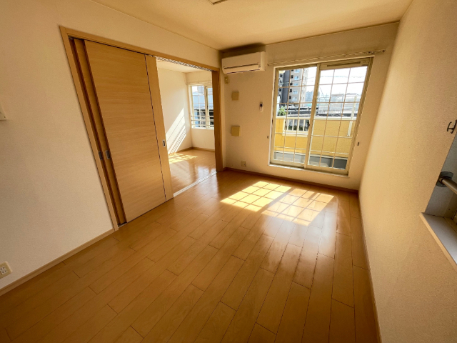 居室・リビング　エアコン付きの１０．４帖の洋室