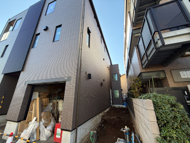 その他共有部分　建物正面右側