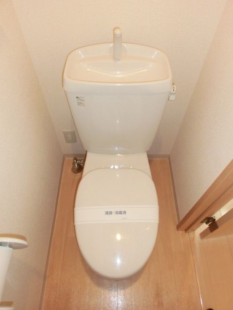 トイレ　温水洗浄便座に交換されています