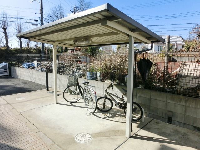 その他共有部分　屋根付きの駐輪場です