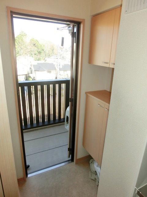 玄関　玄関にはシューズボックスあり