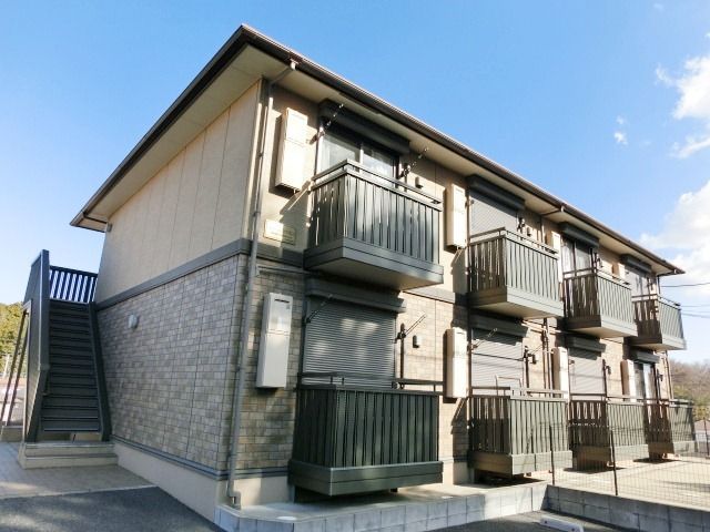 建物外観　学園前駅まで徒歩７分の立地。