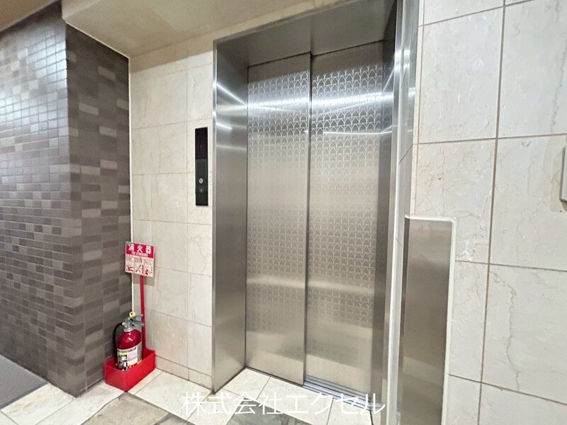 ロビー　エレベータ完備