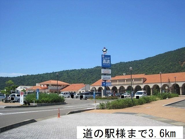 コンビニ　ファミリーマートうみんぴあ前店（コンビニ）まで400m