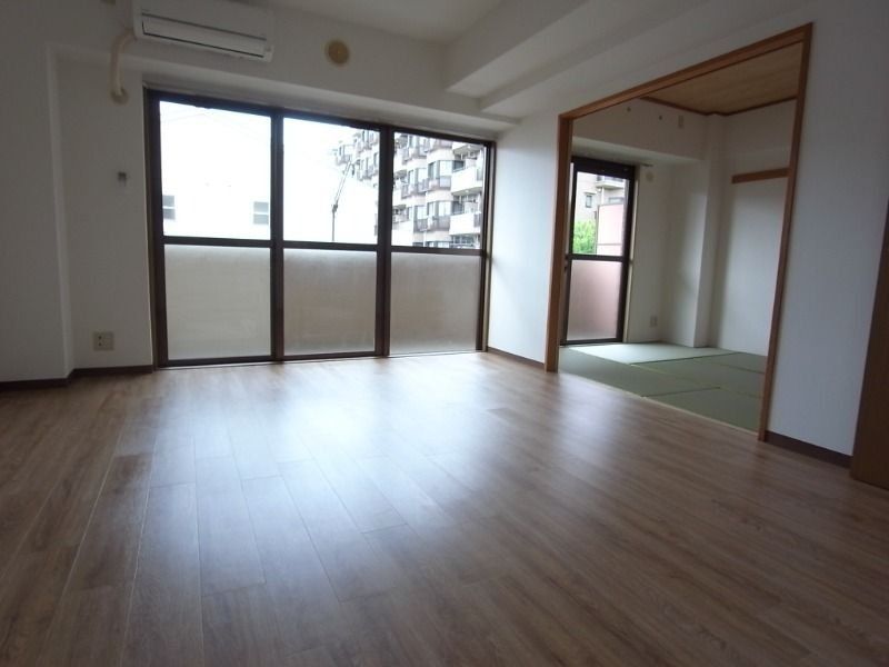 居室・リビング　明るいリビング