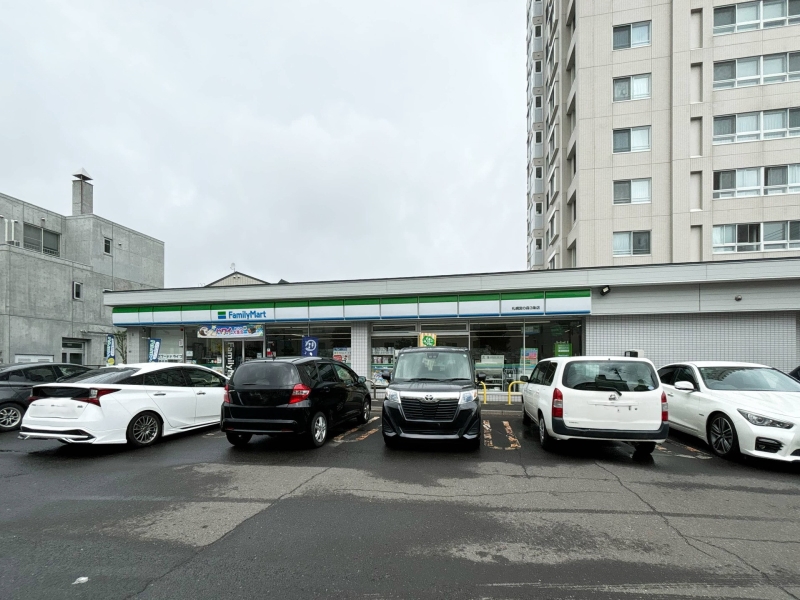 コンビニ　ファミリーマート札幌宮の森3条店（コンビニ）まで279m