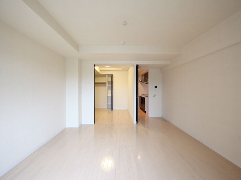 居室・リビング　ＬＤＫ14帖　洋室4.4帖とつなげても仕切っても使えます