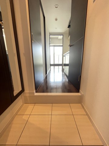 玄関　※同物件別部屋参考写真