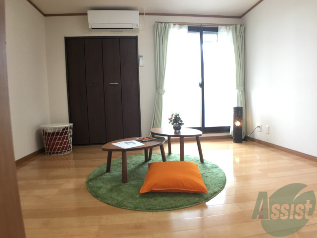 居室・リビング　リビングは日当たりのいいきれいな家具付きのお部屋です