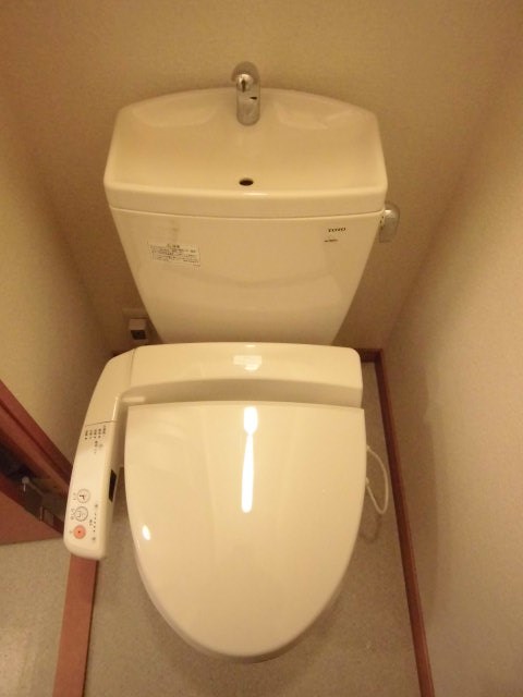 トイレ　こちらの物件はMODE不動産なら割引対象の１部屋です。