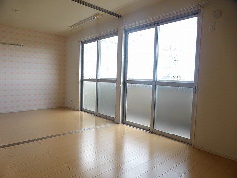 居室・リビング　同物件別部屋