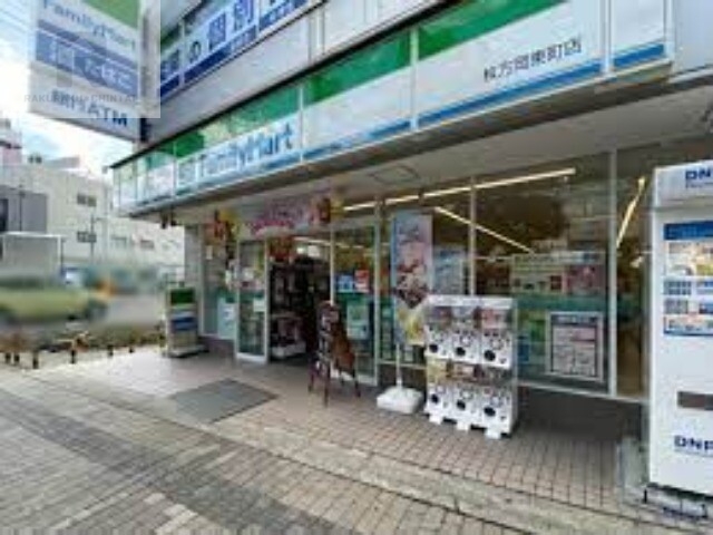 コンビニ　ファミリーマート枚方岡東町店（コンビニ）まで513m