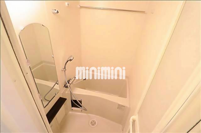 バス・シャワールーム　大きい鏡があります。