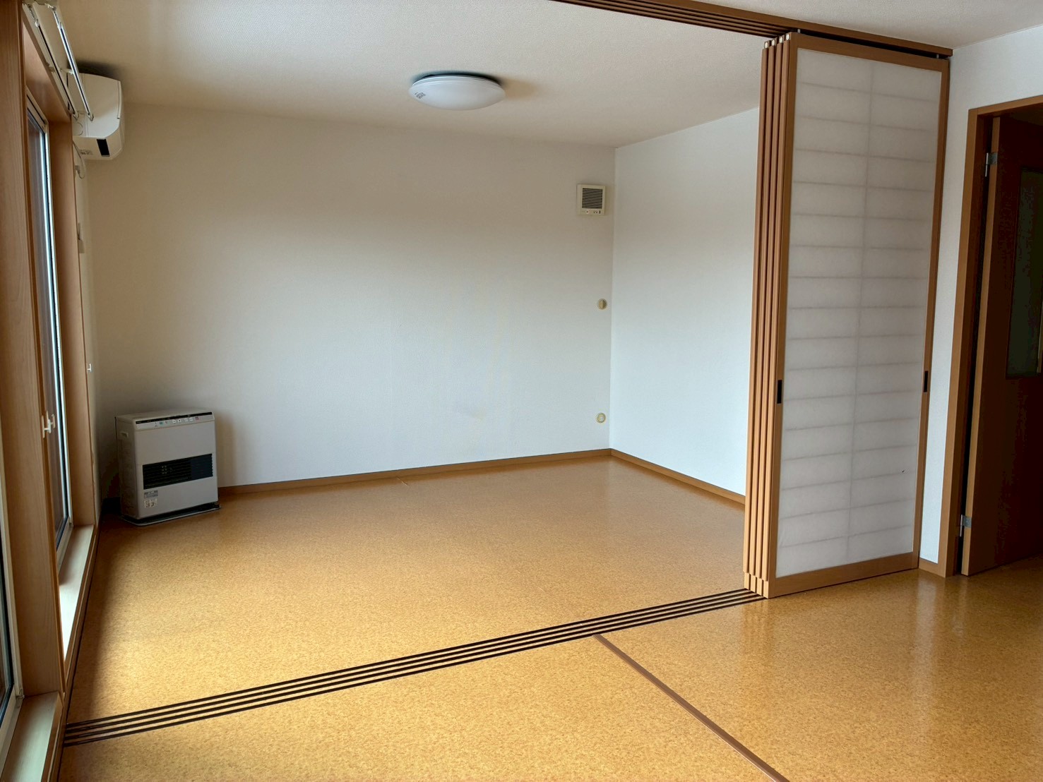 居室・リビング　同タイプ写真です