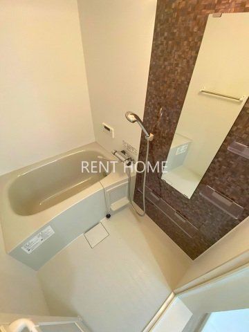 バス・シャワールーム　広々としたバスルームです。