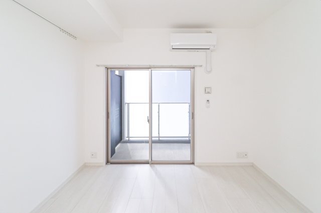 居室・リビング　別号室のものです。現状優先になります。 ※実際には出窓がござ