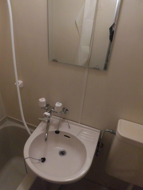 洗面設備　浴室に洗面台あり