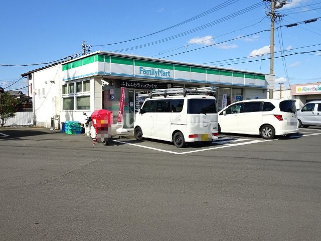 コンビニ　ファミリーマート吉田町片岡店（コンビニ）まで651m