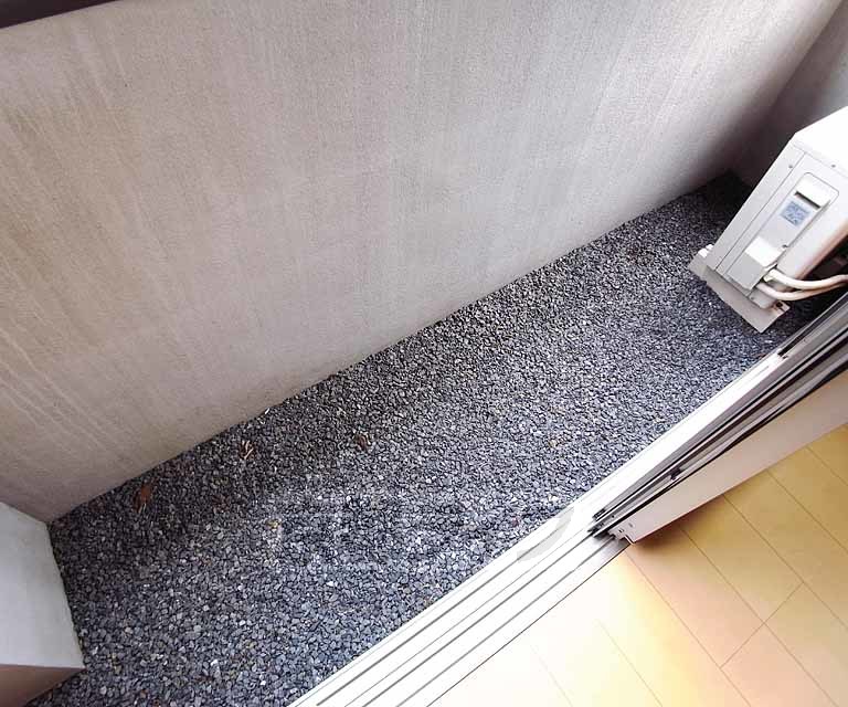 バルコニー　玉砂利敷きのバルコニー