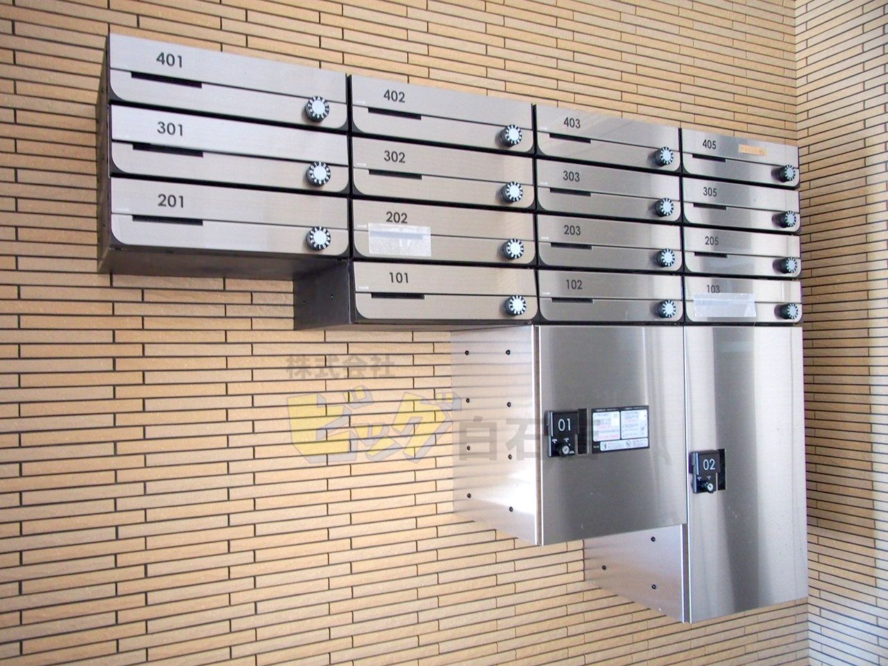 エントランス　留守中も荷物が受け取れて便利な宅配ＢＯＸ完備しています♪