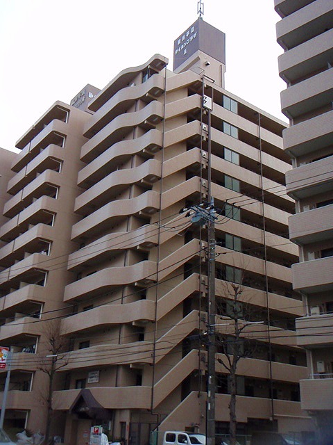 建物外観　オートロックでタイル貼りマンション