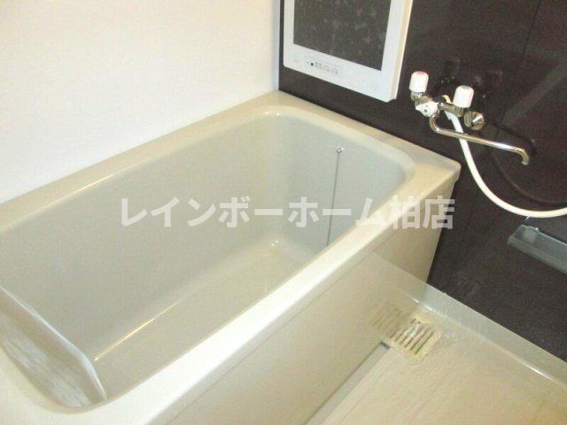 バス・シャワールーム　コンパクトで使いやすいお風呂です