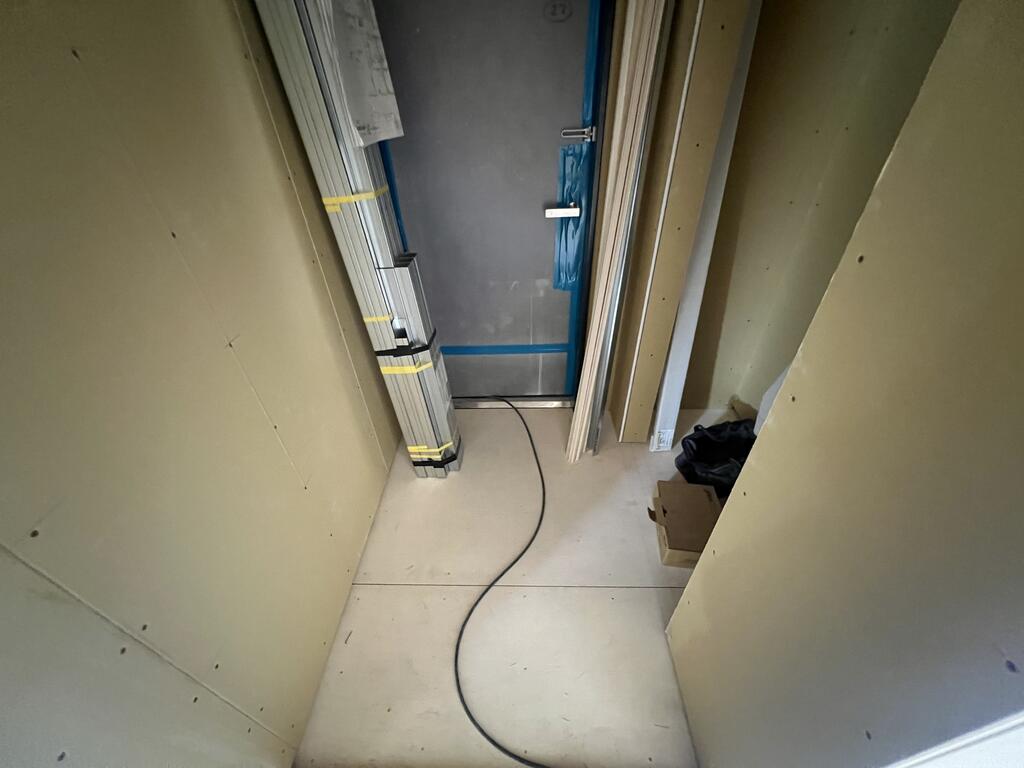 玄関　※別号室の参考写真となります。