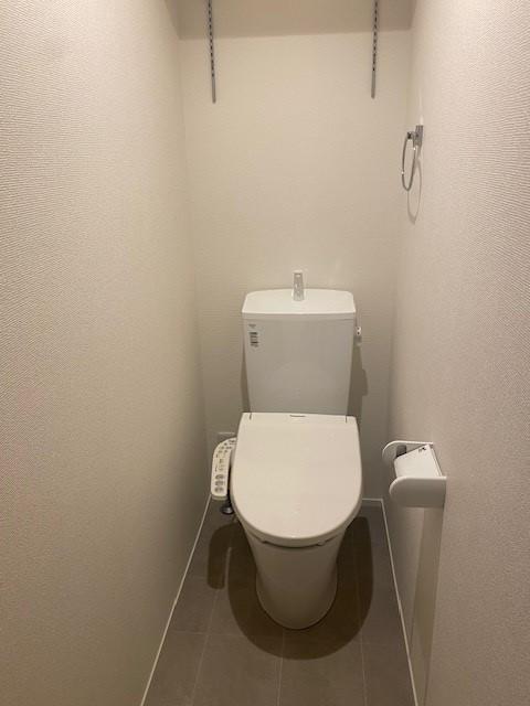トイレ　落ち着いた色調のトイレです