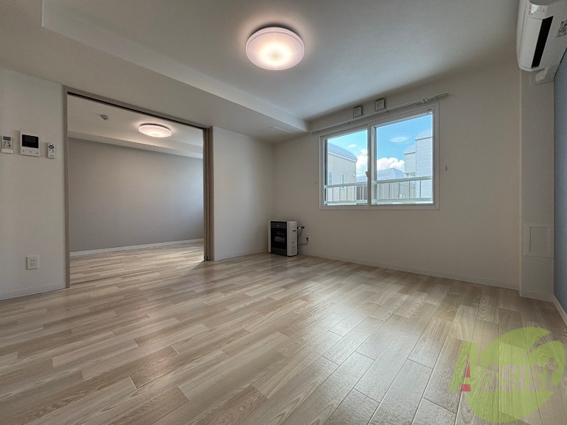 居室・リビング　木目のフローリングは落ち着きのある印象のお部屋になりますね。