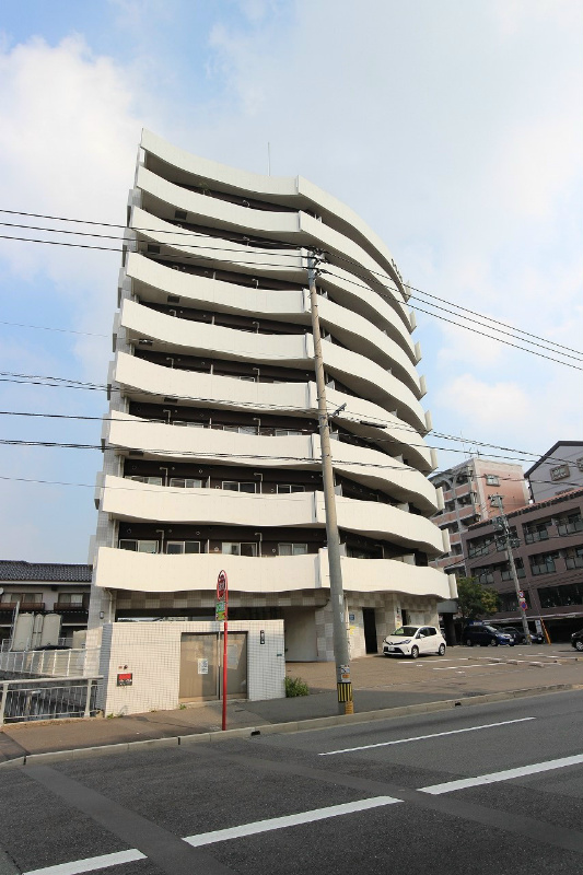 建物外観　バスも通る大通り沿いの物件です。