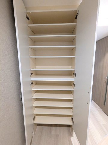 玄関　収納豊富なトールタイプのシューズボックス