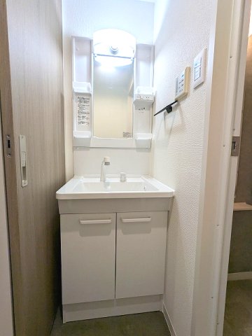 洗面設備　トイレと独立した脱衣洗面室、ハンドシャワー付独立洗面台です