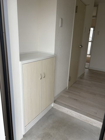 玄関　下足入れの上はちょっとした小物を置いても良いですね。