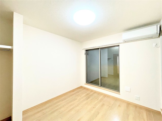 居室・リビング　落ち着いた色合いの床材を使用した居住空間です。