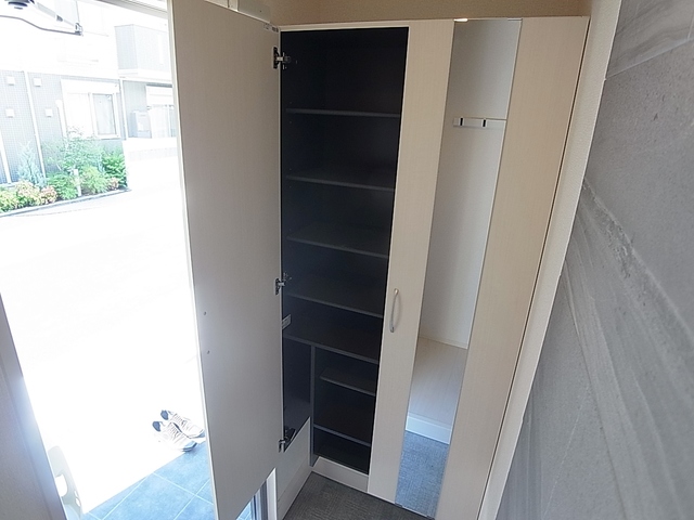 玄関　鏡付きの大きなシューズＢＯＸ